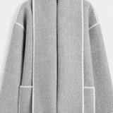 Pauline | Cappotto a Taglio Largo con Sciarpa a Frange Integrata