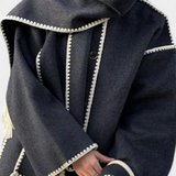 Pauline | Cappotto a Taglio Largo con Sciarpa a Frange Integrata